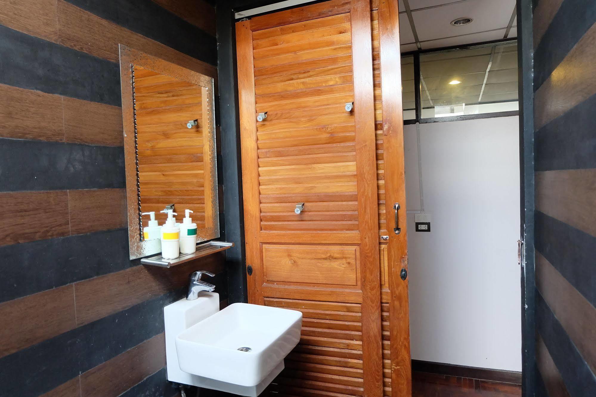 Tiny Hostel Бангкок Екстер'єр фото